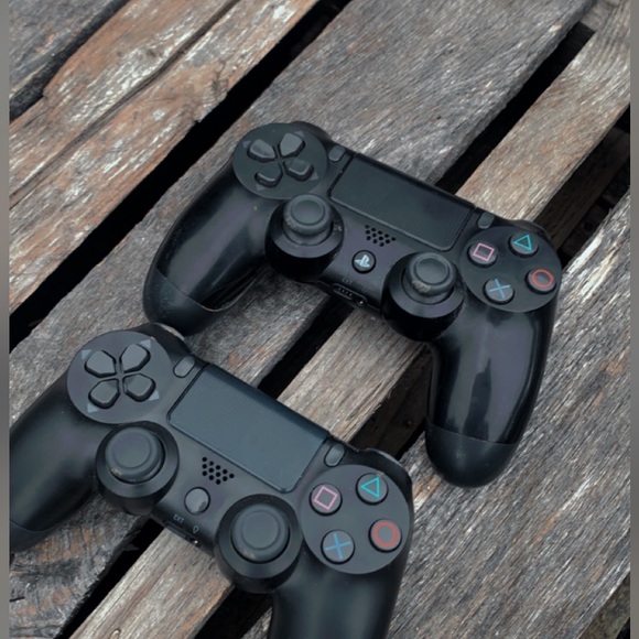 PS4 Controllers - Picture 3 of 3